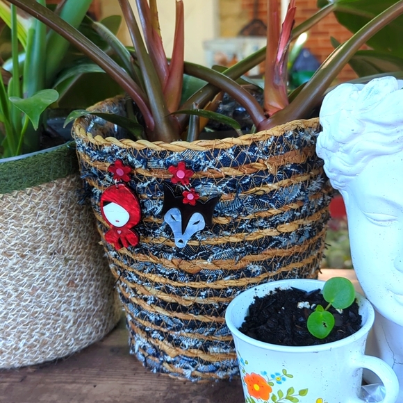 NWT/IP: (unbranded) 🐺🐾🎀RED RIDING HOOD & WOLF🎀🐾🐺 acrylic dangle earrings! - Picture 4 of 5